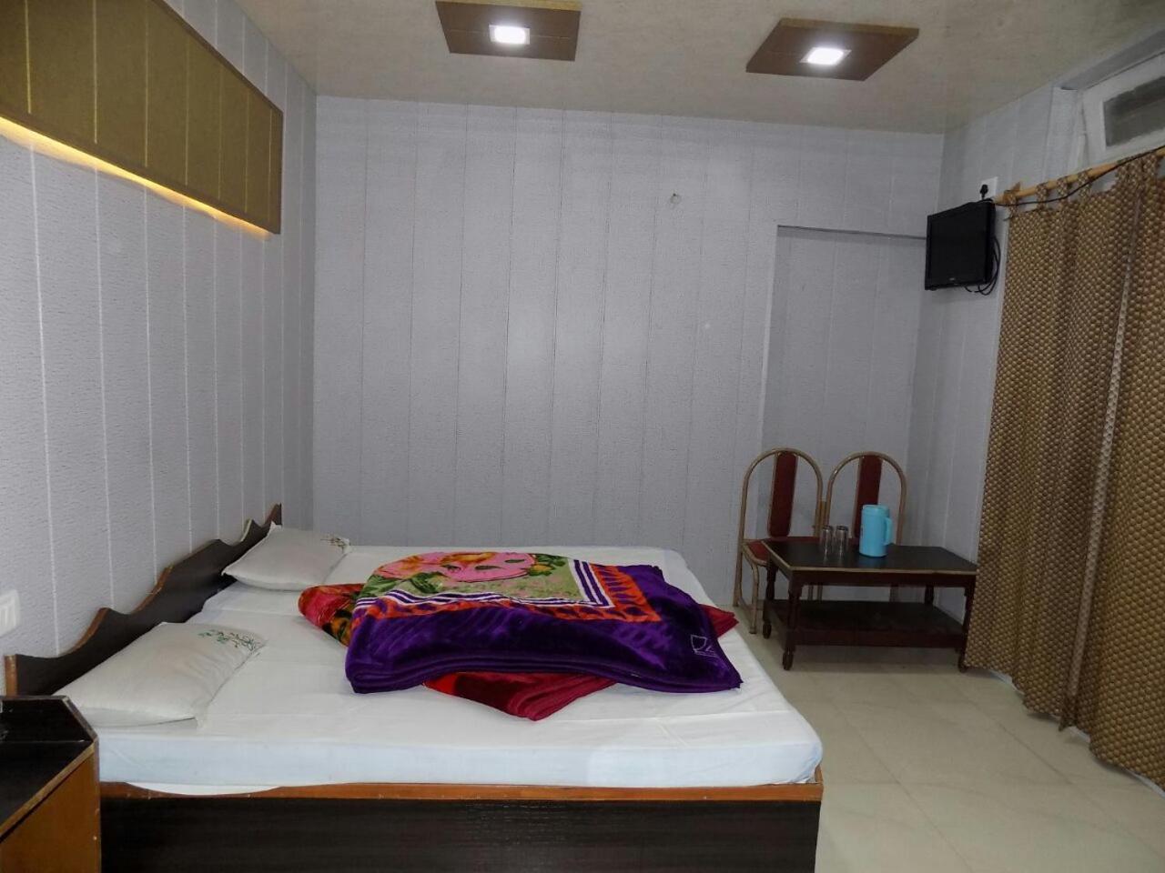 Hotel Neelam Raj ナイニタール エクステリア 写真