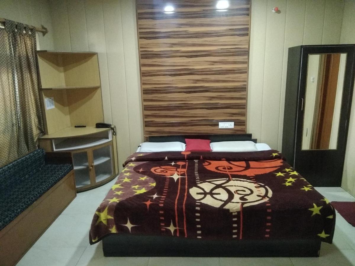 Hotel Neelam Raj ナイニタール エクステリア 写真